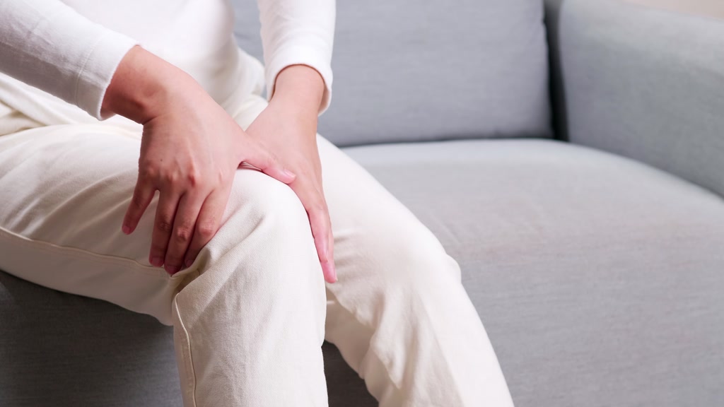 woman with knee pain